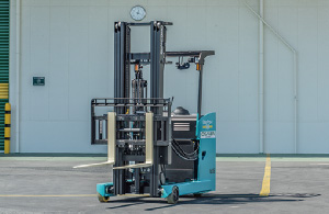 リーチフォークリフト